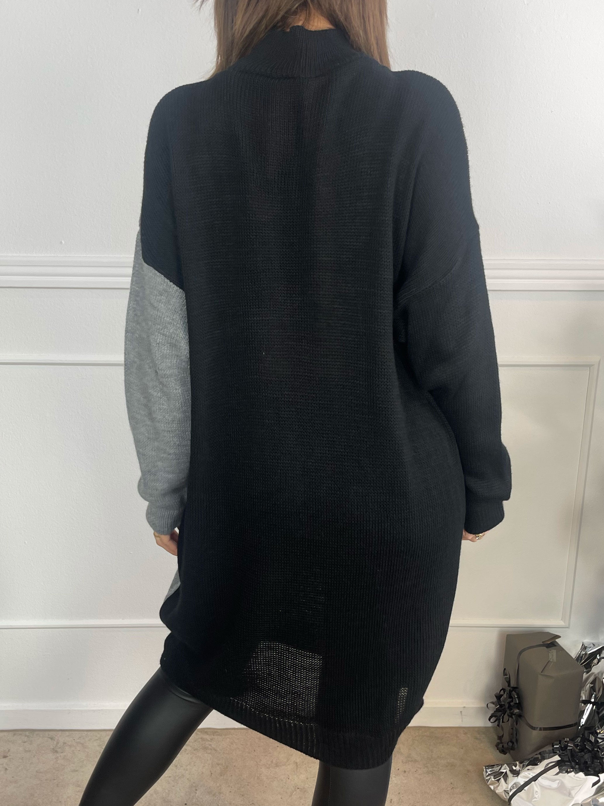 Venezia - Stickad klänning i två färger med turtleneck